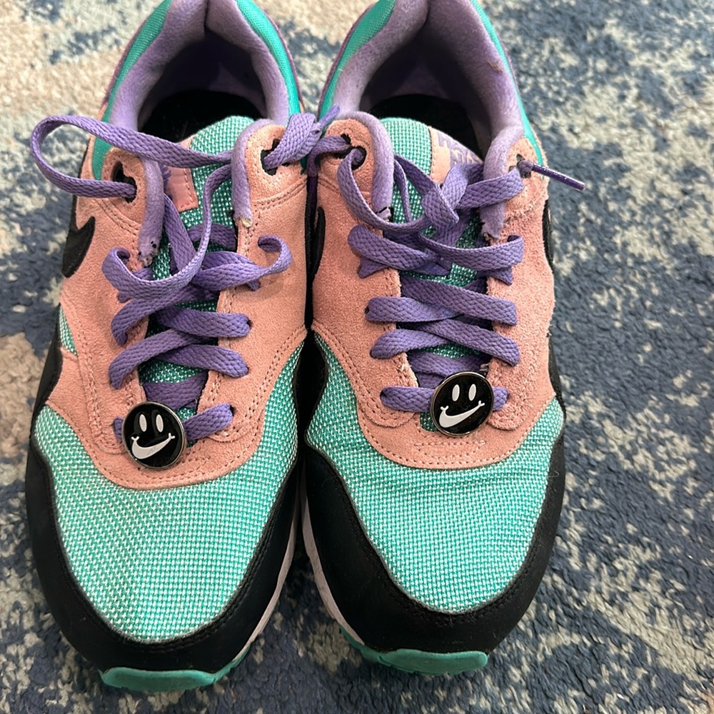 NIKE. HAVE A NICE DAY SNEAKERS. Barely worn. Size 7Y